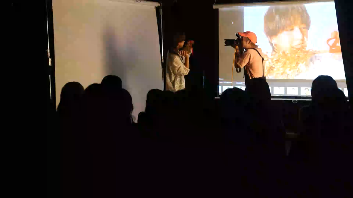 秦健豪さんのPHOTO LIVEで、来場者が見守る中、槇野翔太 / Mackeyさんが撮影している様子